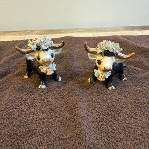 Elegant vintage nov co Black and Gold Bull salt & pepper set